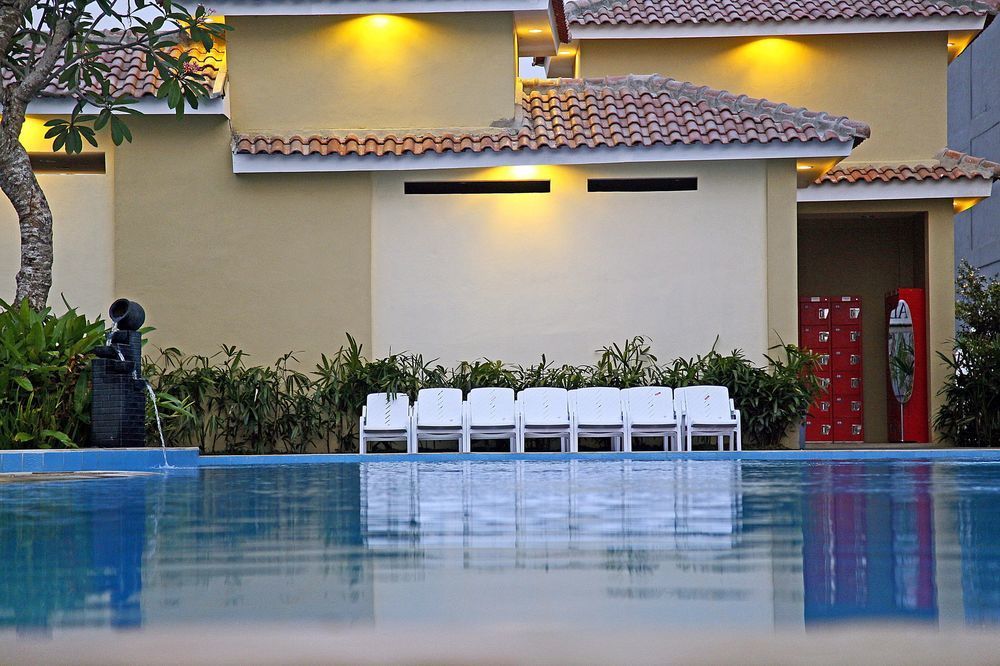 Ibis Budget Cikarang Festival Бекасі Екстер'єр фото