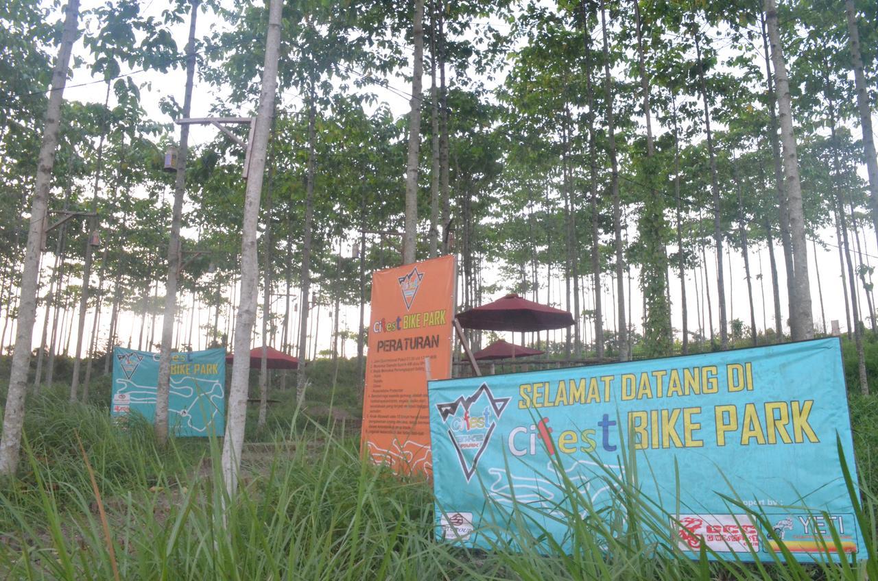 Ibis Budget Cikarang Festival Бекасі Екстер'єр фото